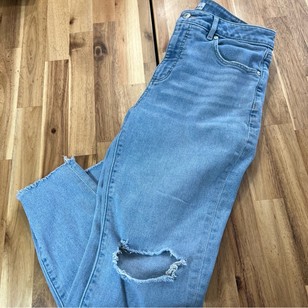 LOFT Curvy Skinny Jeans Women’s Size 10P / 30 Light Wash Distressed Knee Raw Hem - Picture 5 of 6